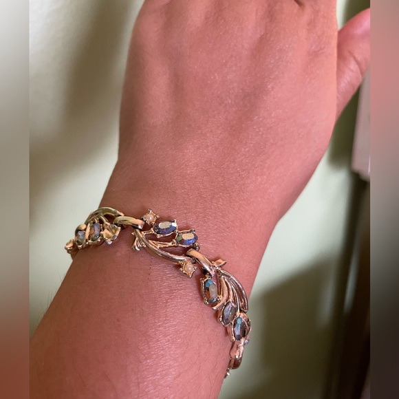Elegant unsigned Coro Gold, Pearl and Blue AB stone Bracelet - Picture 1 of 8